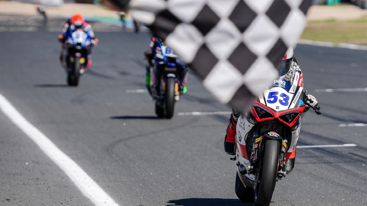 Valentin Debise Taklukkan Stefano Manzi dan Menangi Race 1 WorldSSP Estoril 2025