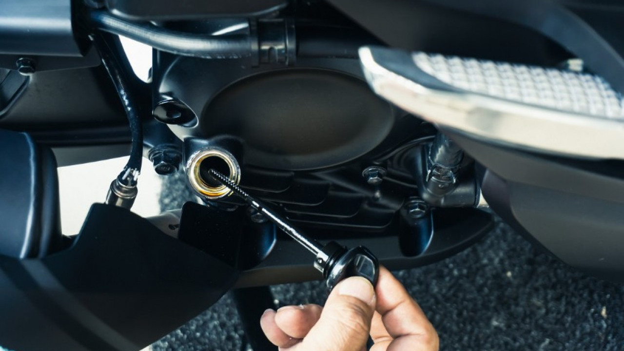 Oli Mesin Motor Tiba-Tiba Berkurang Padahal Gak Bocor, Ini Biang Keladinya