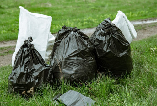 Sampah dan Bahan Produksi Helm Tercecer, Pabrik di Jombang Ini Ternyata Belum Berizin