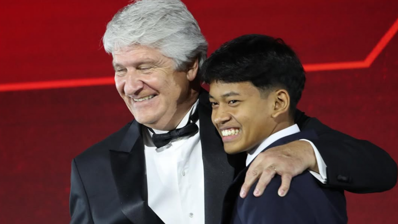 Momen Haru di MotoGP Award 2025, Veda Ega Pratama Dapat Pelukan Hangat dari Presiden FIM