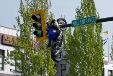 Ngeri! Begini Penampakan Suzuki GSX-R750 yang Tersangkut di Tiang Lampu Usai Kecelakaan