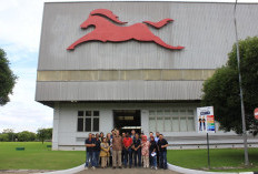 Perkuat Kolaborasi Industri Berkelanjutan, Dubes Swedia Kunjungi Pabrik TVS di Karawang