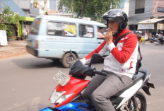 Hindari Merokok Saat Berkendara Motor di Jalan Raya, Berikut Bahayanya!