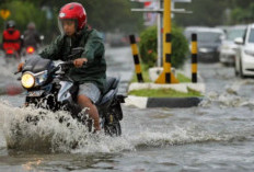 Begini Teknik Aman Naik Motor Saat Banjir Agar Mesin Tetap Hidup dan Stabil
