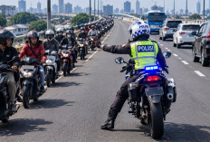 Gokil! Sekali Patroli, Polisi Tegur Belasan Pemotor Lawan Arah di Flyover Buaran