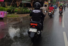 Pemotor Jangan Asal Berhenti di Pinggir Jalan Saat Hujan, Lakukan Cara Ini Biar Aman