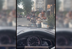 Viral! Sudah Lawan Arah, Tidak Pakai Helm, Pemotor Ini Tetap Santai Sambil Merokok