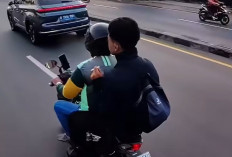 Apakah Penumpang Motor yang Merokok Dikenai Sanksi Sama dengan Pengendara?