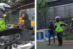 Waduh! Sudah Melanggar, Banyak Alasan, Akhirnya Pengendara Ini Dihukum Bersihkan Sampah oleh Polisi