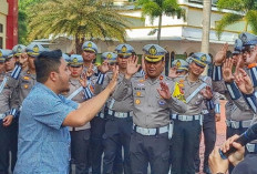 Satlantas Polresta Bandung Bantu Disabilitas dengan Pelatihan Bahasa Isyarat dan Helm Khusus