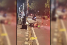 Viral! Pemotor Dihajar Pria Diduga ODGJ di Tengah Jalan Lenteng Agung