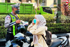 Satlantas Banjarmasin Bagikan Masker dan Edukasi Keselamatan di Tengah Kabut Asap