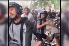 Sesuai Harapan Netizen! Geber Motor Keras-keras, Pengendara Ini Dipukul oleh Pengguna Jalan hingga Terjatuh