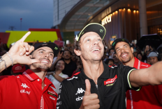 Jelang MotoGP Indonesia 2025, Valentino Rossi Sapa Fans di Jakarta