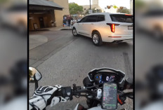 'Karma Instan' Paling Memuaskan! Potong Jalan Moge Triumph, Pengemudi Mobil Langsung  'Disambar' Polisi di Depan Mata