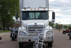 Jangan Asal Salahin Orang, Pemotor Wajib Kenali Titik Buta dari Truk agar Tidak Ditabrak