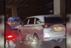 Viral! Sudah Menabrak, Mobil Seret Motor yang Sudah Terjatuh di Bekasi