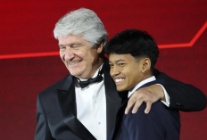 Momen Haru di MotoGP Award 2025, Veda Ega Pratama Dapat Pelukan Hangat dari Presiden FIM