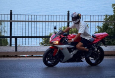 Kenang Masa Kecil, Toprak Razgatlioglu Pamer Yamaha R1 Legendaris Milik Sang Ayah